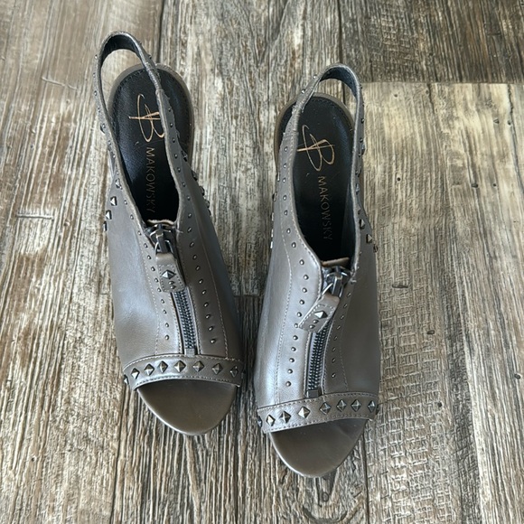 В Makowsky Open Toe/Back Leather Studded
Stiletto, 6M - Picture 1 of 12